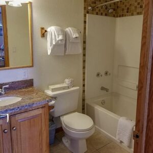 XL Condo A16 - Bathroom | Alpenglow Vacation Rentals Ouray