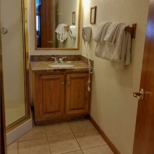 XL Condo A17 - Downstairs Bathroom 2 | Alpenglow Vacation Rentals Ouray