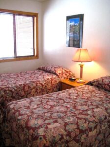 Condo A08 - Bedroom With Two Single Beds | Alpenglow Vacation Rentals Ouray