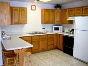 XL Condo A17 - Kitchen | Alpenglow Vacation Rentals Ouray