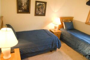 Condo C03 - Bedroom With Two Single Beds | Alpenglow Vacation Rentals Ouray
