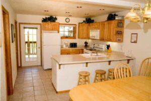 Condo C03 - Dining And Kitchen | Alpenglow Vacation Rentals Ouray
